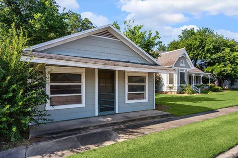 A home in Schulenburg