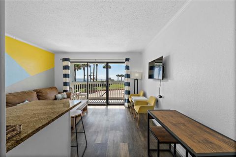 Condominium in Galveston TX 6102 Seawall Boulevard 5.jpg