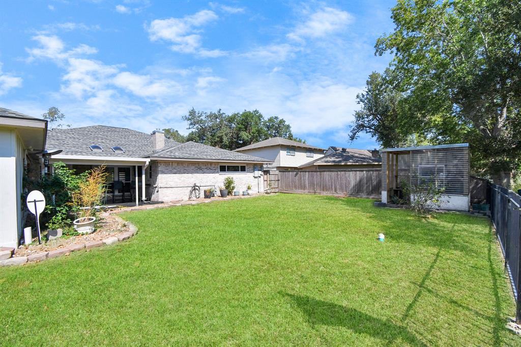 216 Palm Aire Drive, Friendswood, Texas image 5