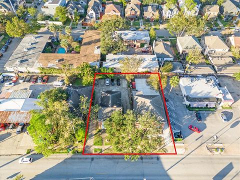 Photo of 1844 W Alabama Street, Houston, TX 77098 (MLS # 90395535)