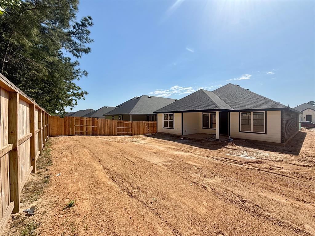 412 Springfield Terrace Drive, Conroe, Texas image 3