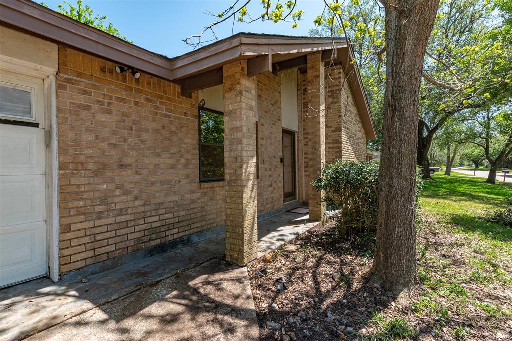 4112 Pine Shadows Street, Dickinson, Texas image 2