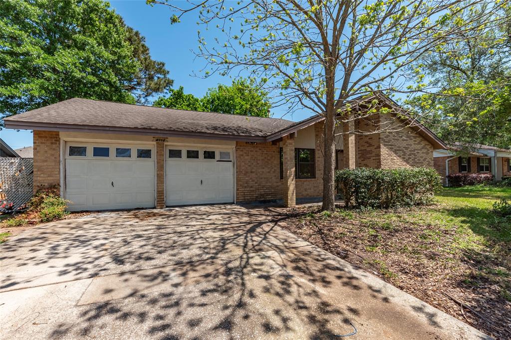 4112 Pine Shadows Street, Dickinson, Texas image 1