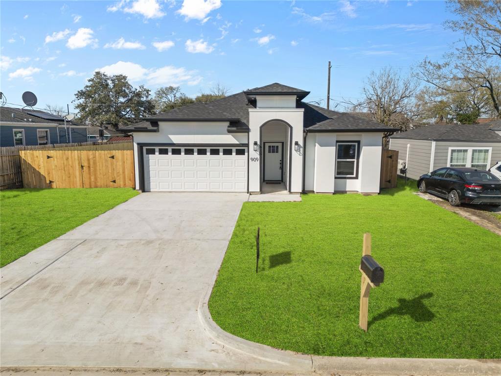 909 Live Oak Street, Pasadena, Texas image 1