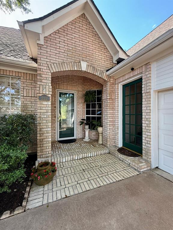 222 W Castle Harbour Drive, Friendswood, Texas image 4