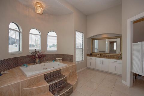 Single Family Residence in Pasadena TX 6631 Emerald Drive 27.jpg