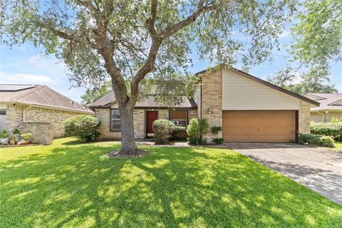 Photo of 14 Sarita Road, Angleton, TX 77515 (MLS # 52771914)