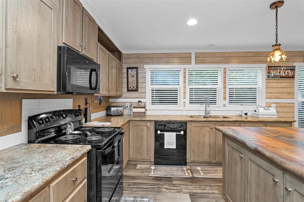 311 William Thomas Road, Huntsville, Texas image 8