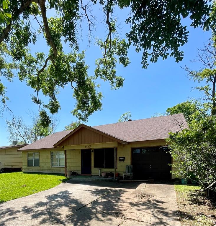 107 Forest Oaks Lane, Lake Jackson, Texas image 4