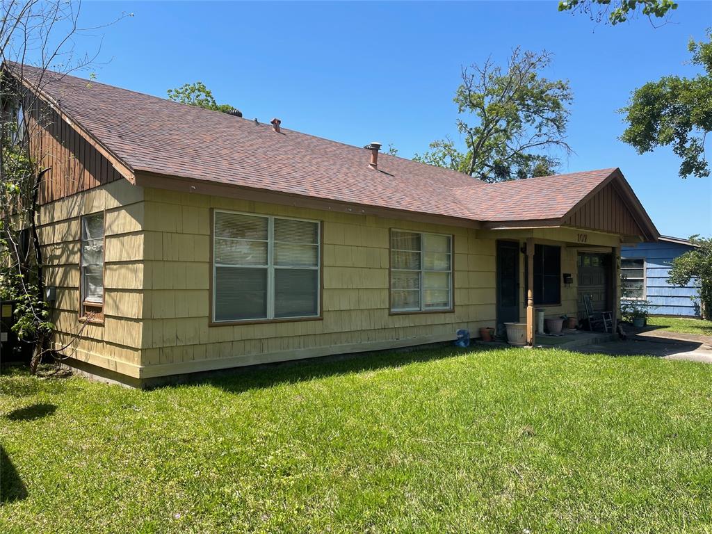 107 Forest Oaks Lane, Lake Jackson, Texas image 3