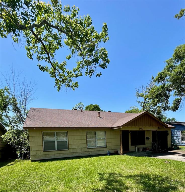 107 Forest Oaks Lane, Lake Jackson, Texas image 2