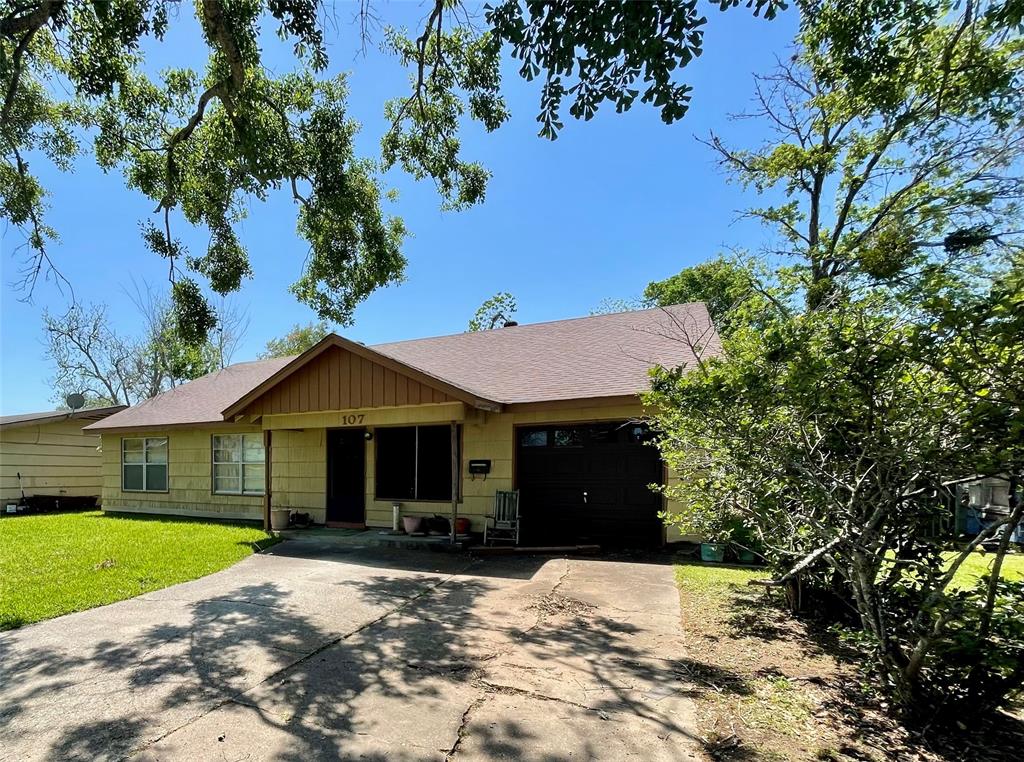 107 Forest Oaks Lane, Lake Jackson, Texas image 5