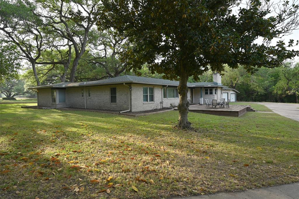 1013 Quail Lane, Eagle Lake, Texas image 2