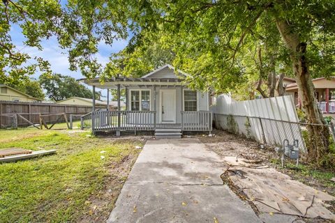 A home in Bacliff