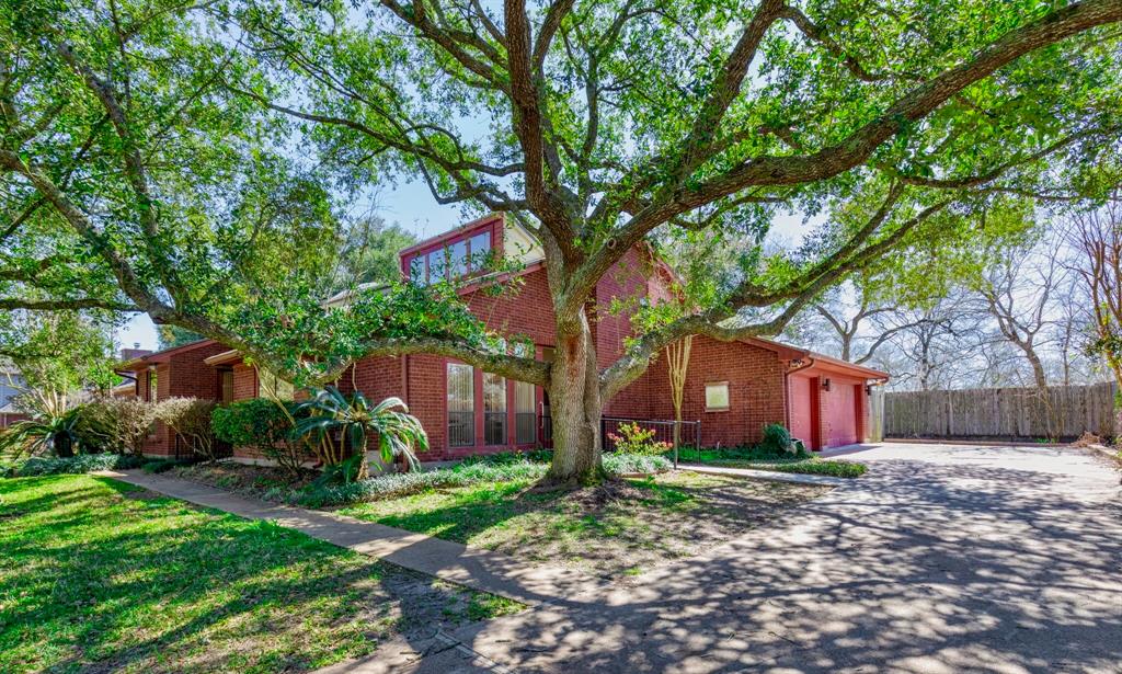 2104 Airline Drive, Friendswood, Texas image 3