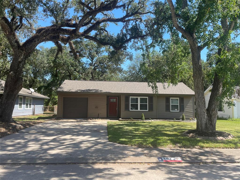 207 Cypress Street, Lake Jackson, Texas image 1