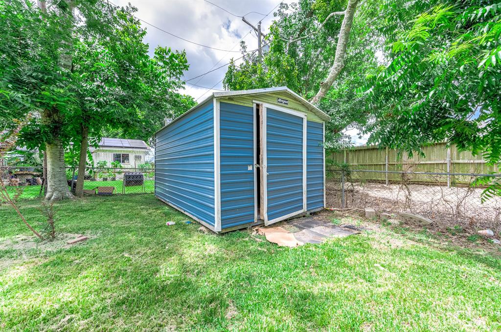 637 Circle Way, Alvin, Texas image 25