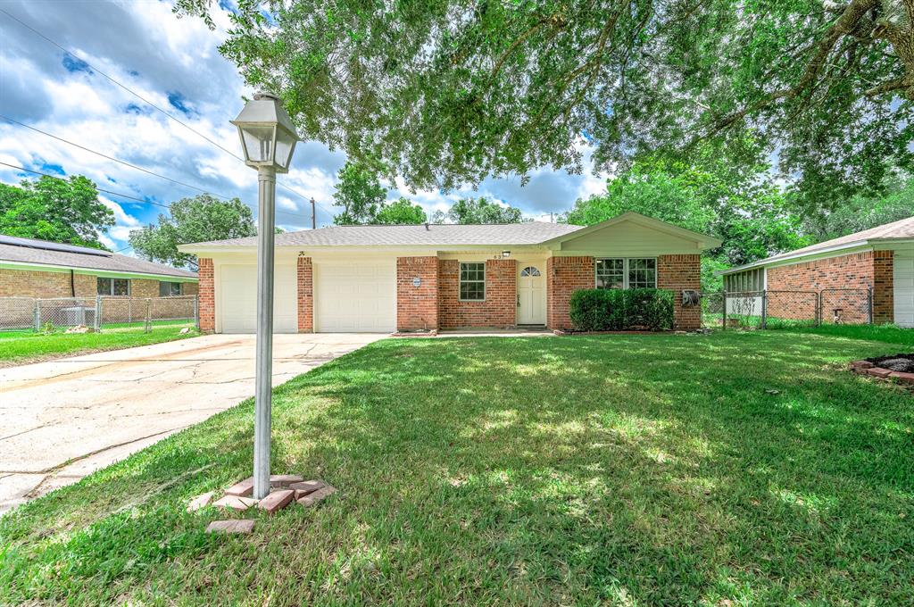 637 Circle Way, Alvin, Texas image 1