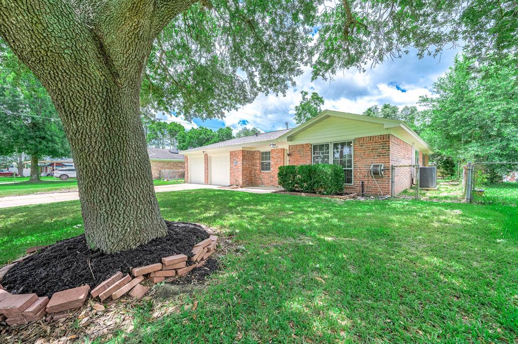 637 Circle Way, Alvin, Texas image 3
