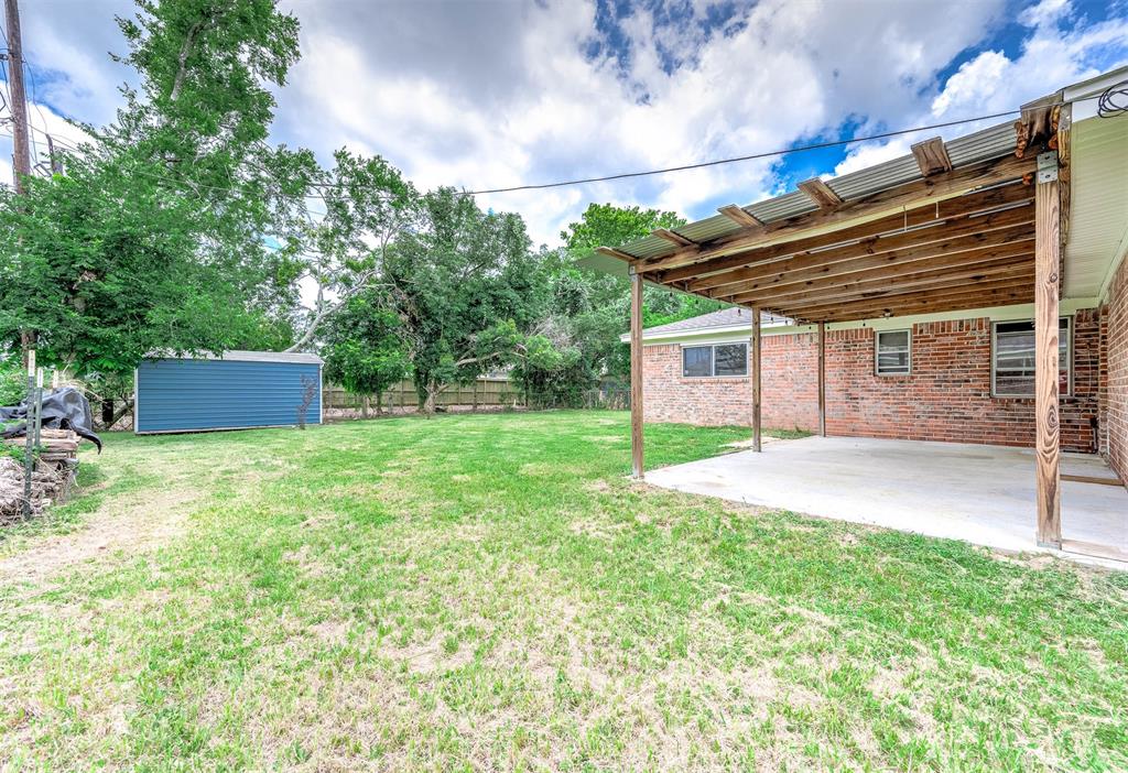 637 Circle Way, Alvin, Texas image 22