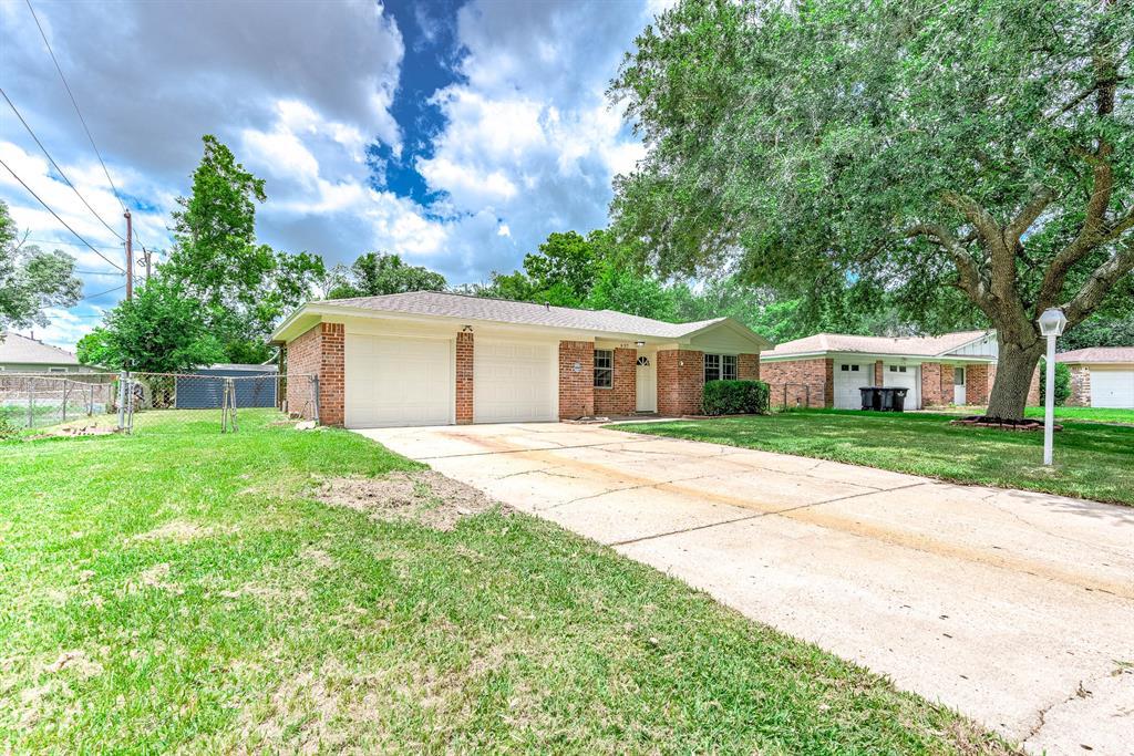 637 Circle Way, Alvin, Texas image 2