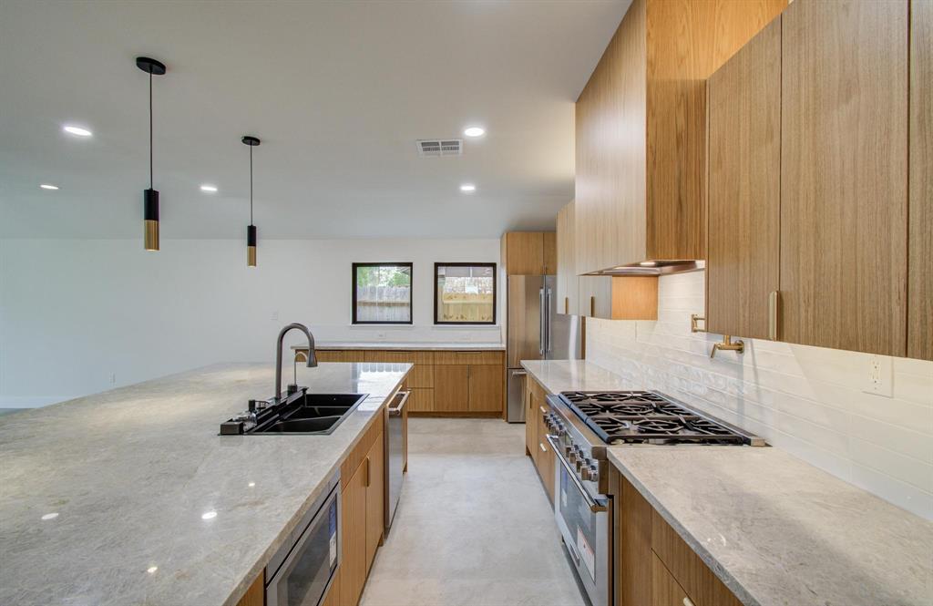 1423 Mapleton Drive, Houston, Texas image 6
