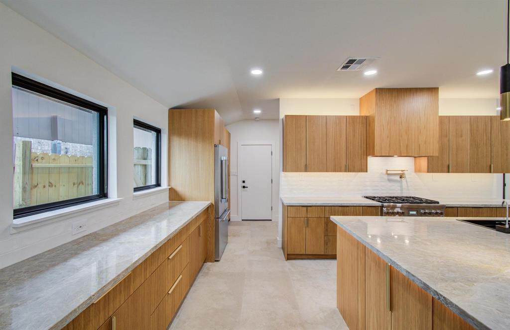 1423 Mapleton Drive, Houston, Texas image 11