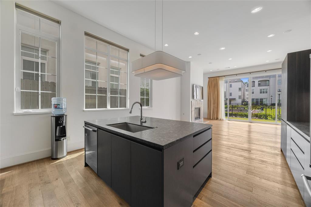 Houston, Texas 77043, United States, 4 Bedrooms Bedrooms, ,5 BathroomsBathrooms,Residential,Active,189015