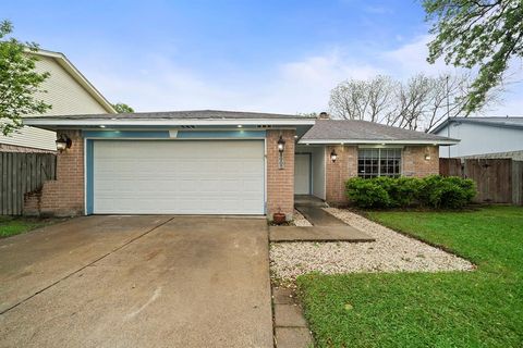 Single Family Residence in Baytown TX 4902 Deerwood Circle.jpg