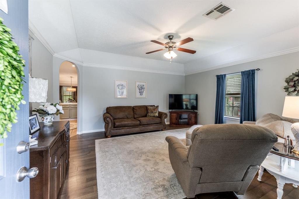 325 Green Leaf Street, Huntsville, Texas image 3