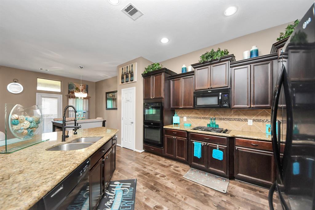 9811 Layton Ridge Drive, Humble, Texas image 11