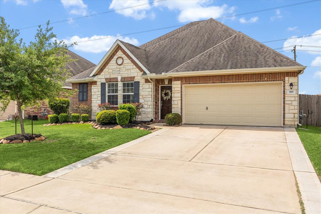 369 Lake Line Drive, Alvin, Texas image 1