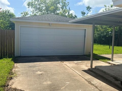 A home in Angleton