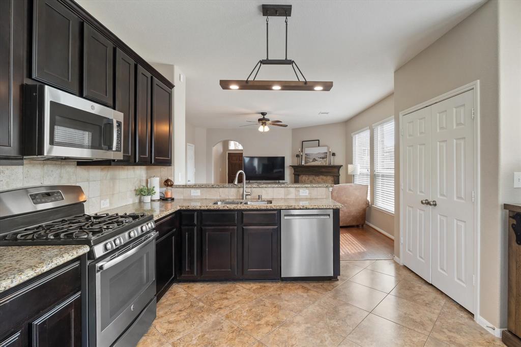 8338 Egret Bay Circle, Baytown, Texas image 9