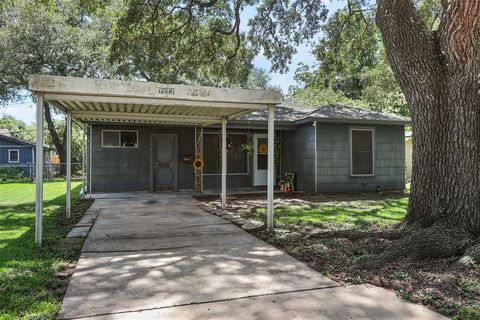 Photo of 1113 Frost Street, Rosenberg, TX 77471 (MLS # 38501223) Photo of 1113 Frost Street, Rosenberg, TX 77471 (MLS # 38501223)