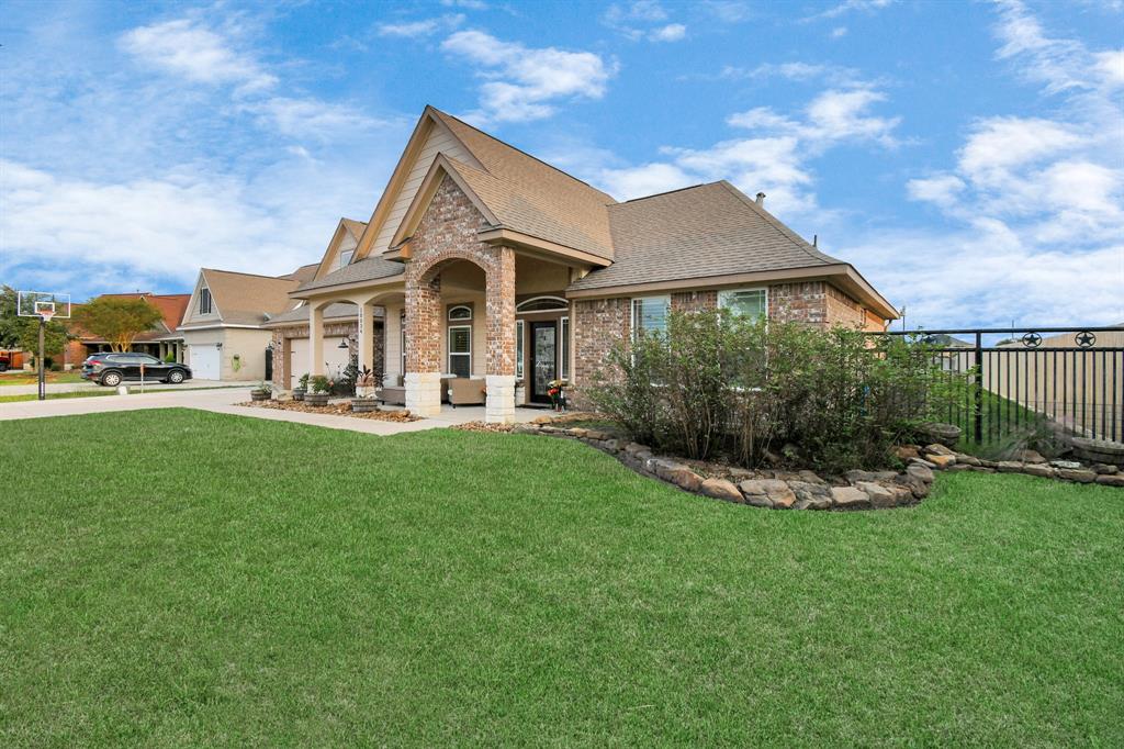 10034 Fan Palm Drive, Mont Belvieu, Texas image 10