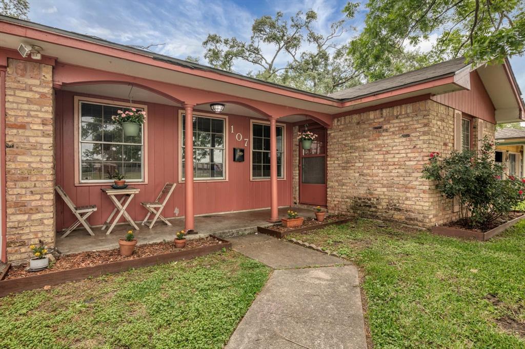 107 Ash Lane, Lake Jackson, Texas image 4