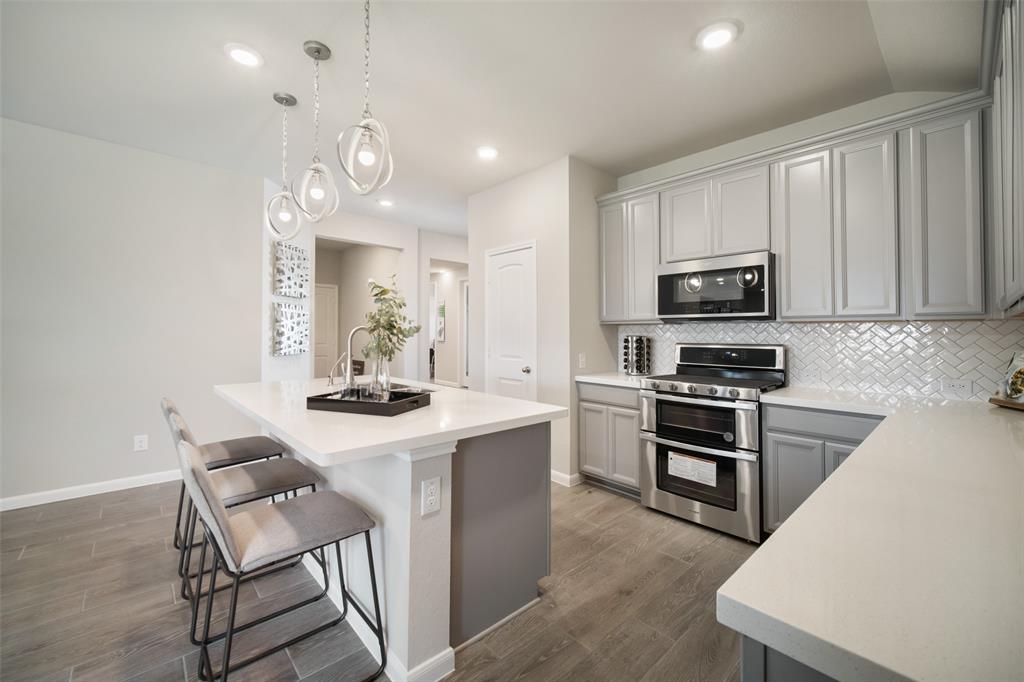 230 Magnolia Laurel Drive, Alvin, Texas image 4