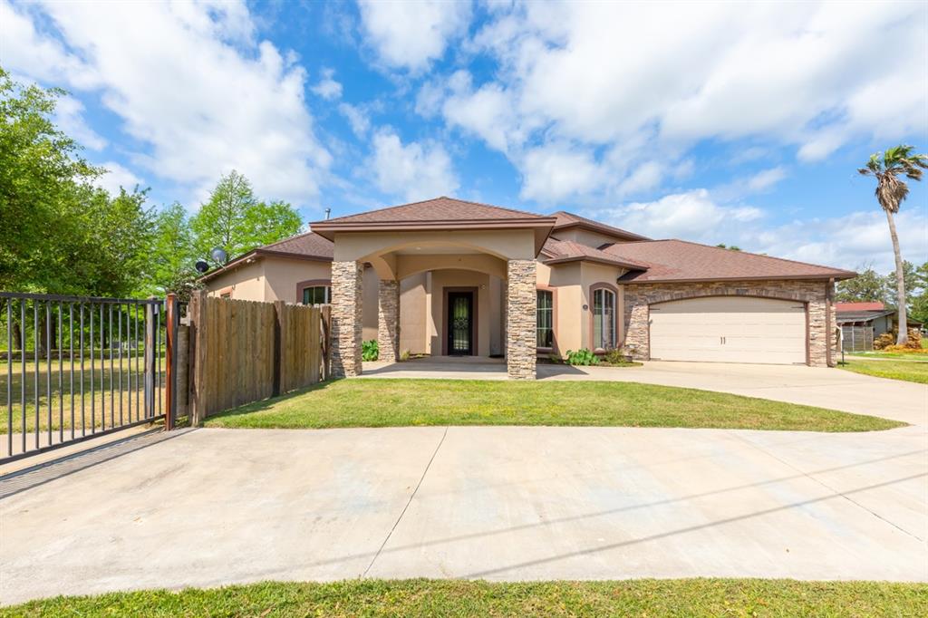 216 Berwick Drive, Bridge City, Texas image 2