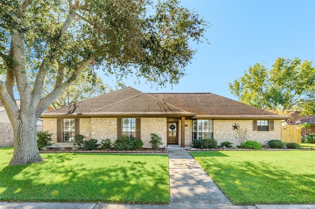 33 N Erik Drive, Angleton, Texas image 1