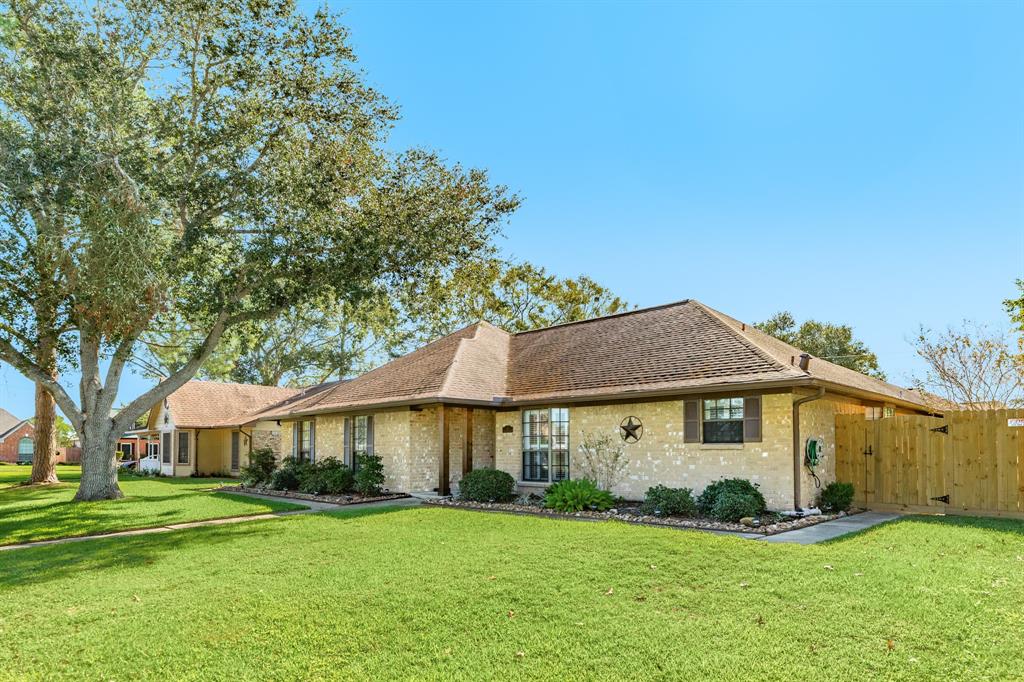 33 N Erik Drive, Angleton, Texas image 2