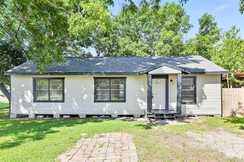 Photo of 622 S Idaho Street, La Porte, TX 77571 (MLS # 47091196)