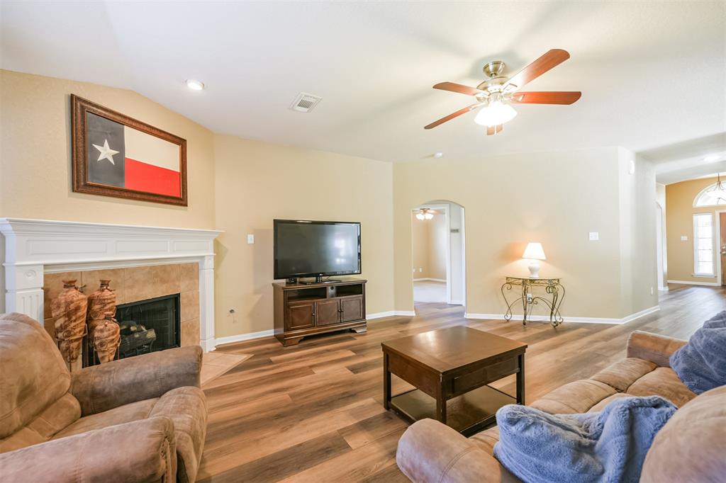 2102 Forest Bank Lane, Pearland, Texas image 3