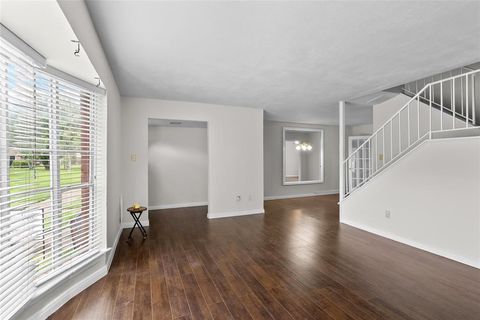 Photo of 7204 Crownwest Street #7204, Houston, TX 77072 (MLS # 21102989) Photo of 7204 Crownwest Street #7204, Houston, TX 77072 (MLS # 21102989)