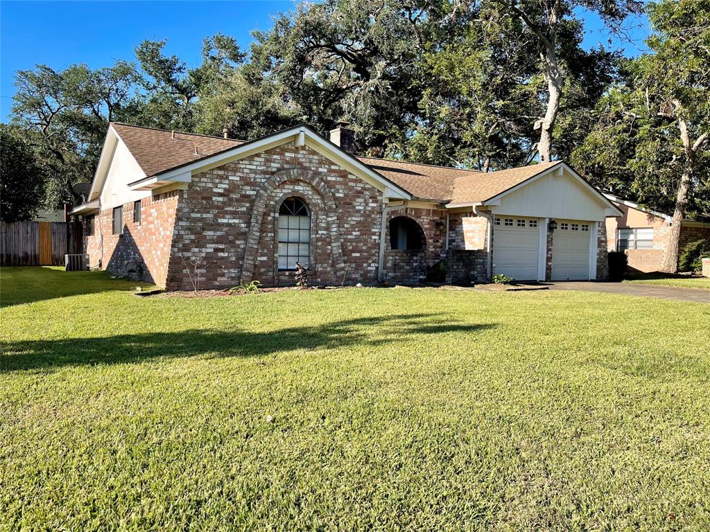 121 Tamarisk Trail, Lake Jackson, Texas image 3