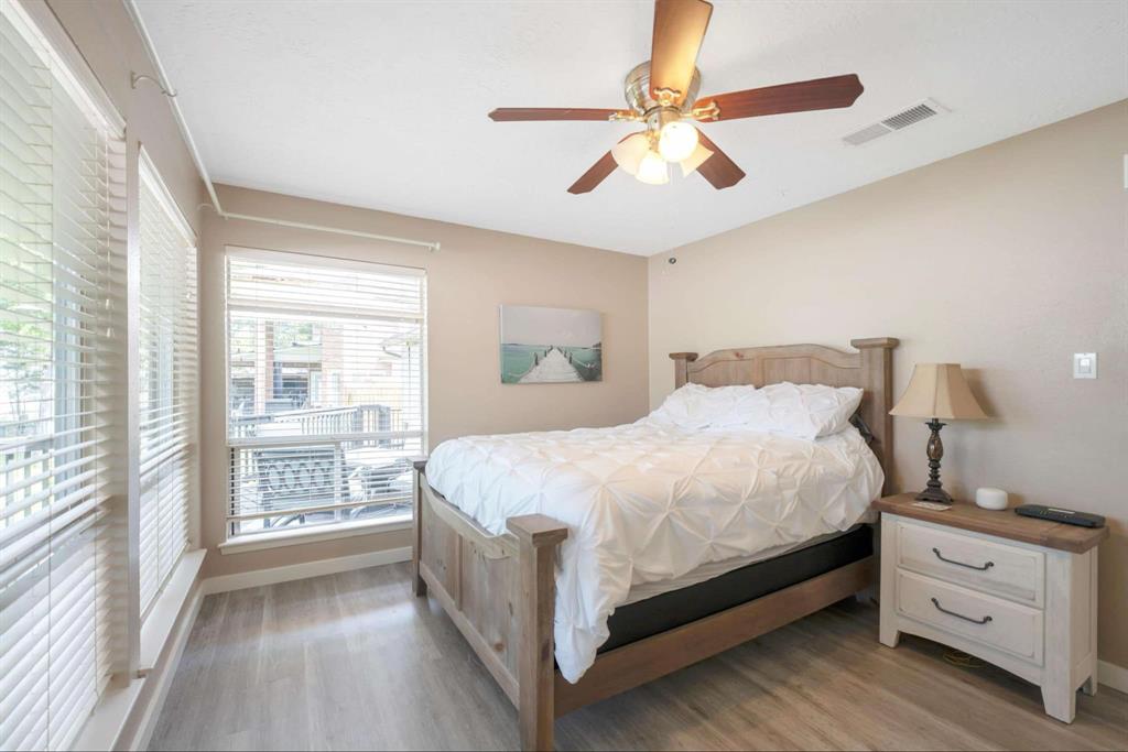 206 Springs Edge Drive, Conroe, Texas image 33