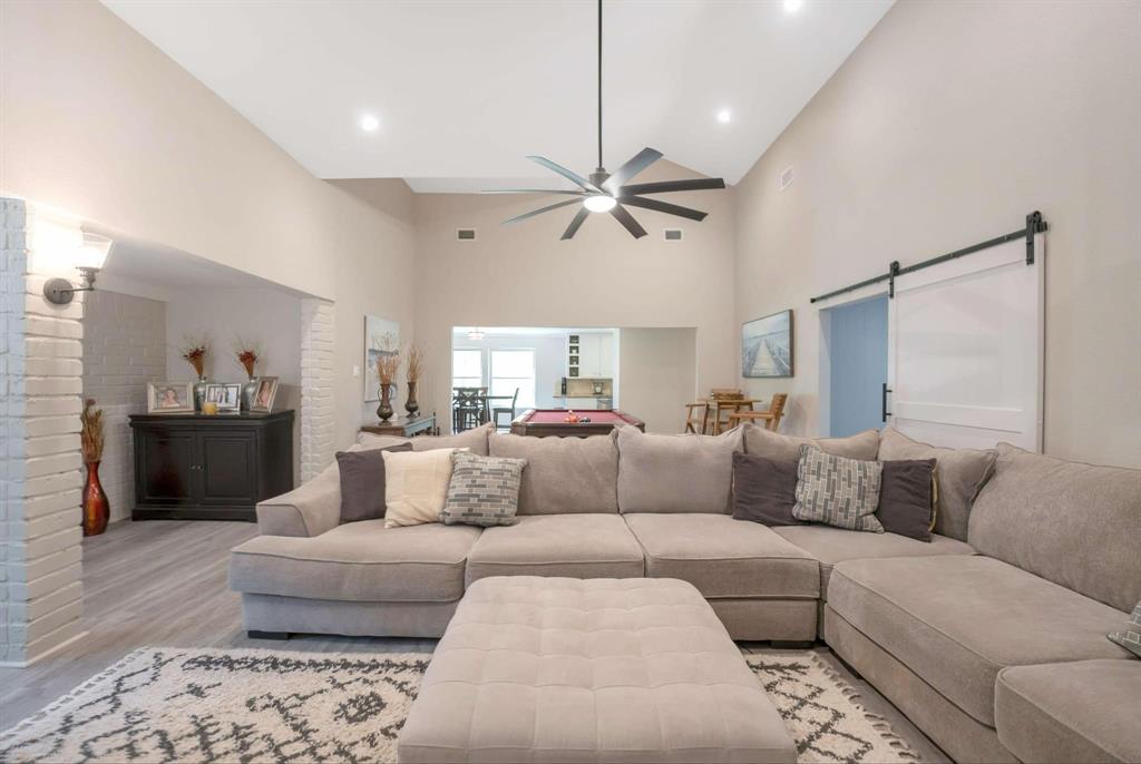 206 Springs Edge Drive, Conroe, Texas image 9