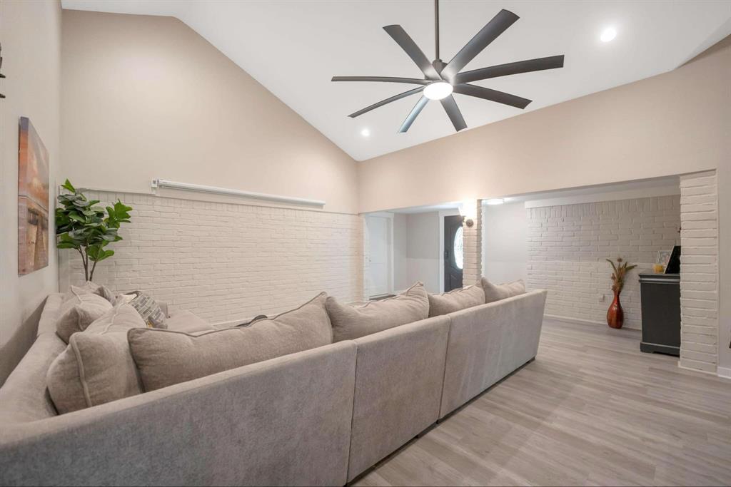 206 Springs Edge Drive, Conroe, Texas image 7