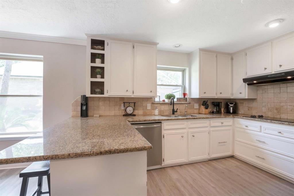 206 Springs Edge Drive, Conroe, Texas image 17