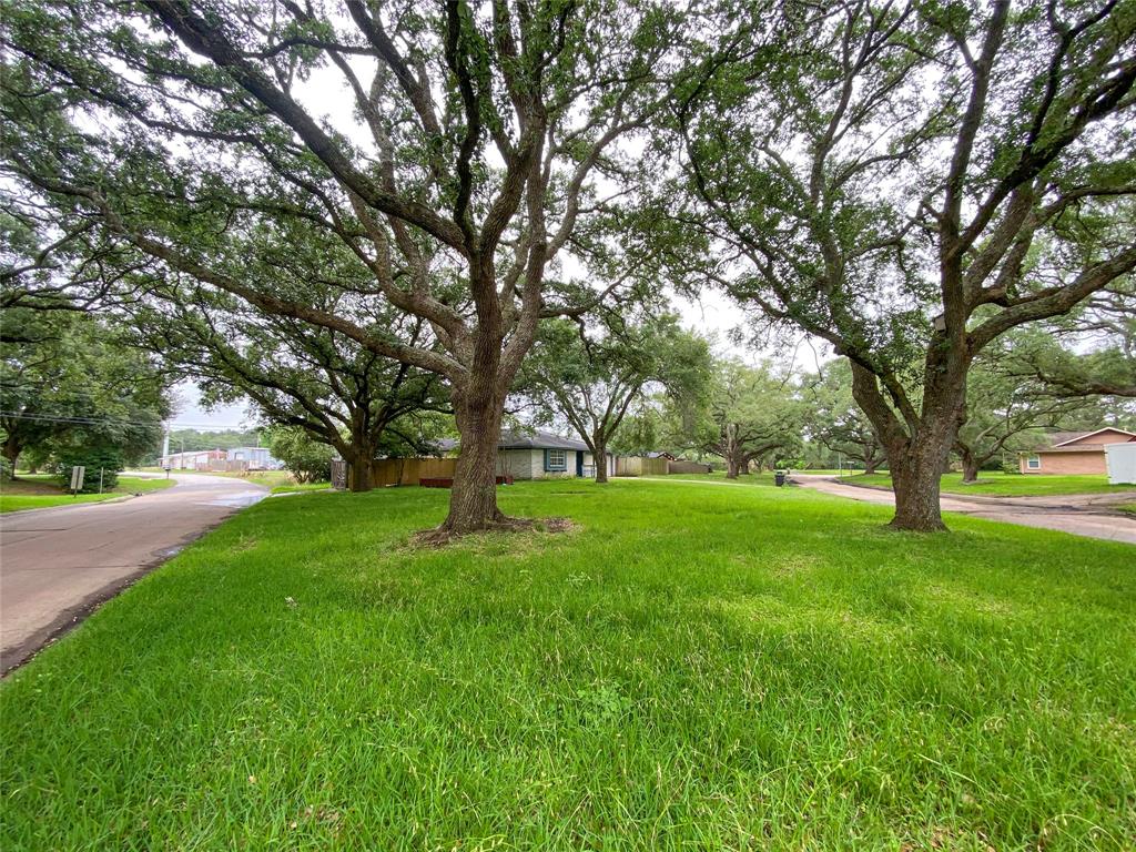 108 Crestview Drive, Hitchcock, Texas image 2